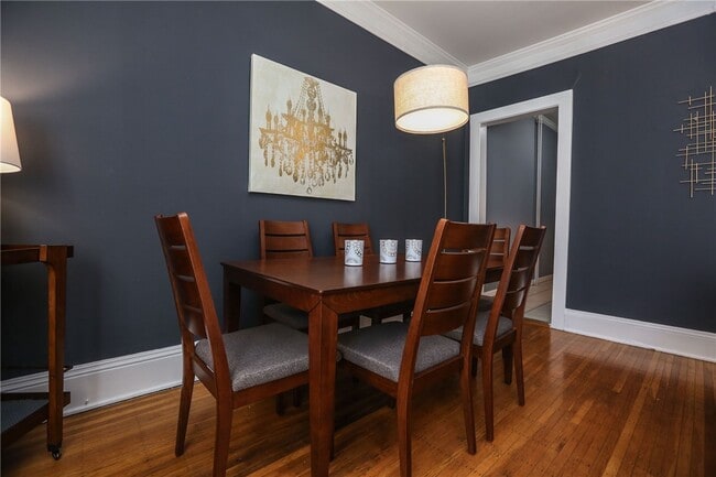 Building Photo - 872 University Ave