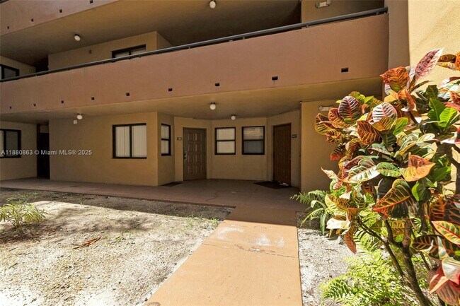 Foto del edificio - 15575 Miami Lakeway N