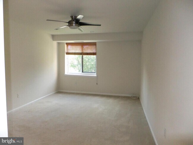 Building Photo - 1650 Oakwood Dr