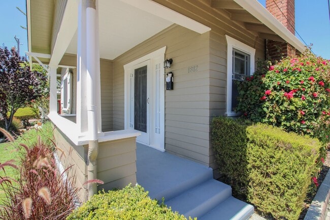 Foto del edificio - 2 Bedroom Bungalow Downtown SLO with Garage