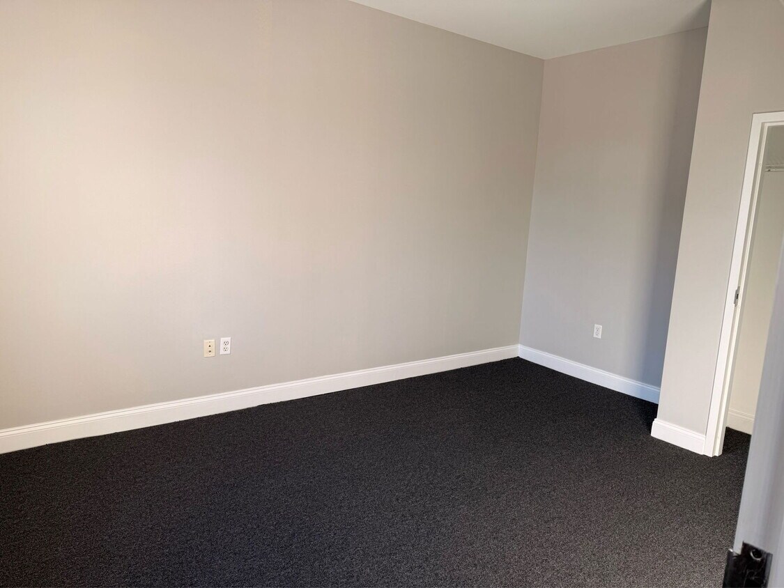 Building Photo - 210 Farmington Ave