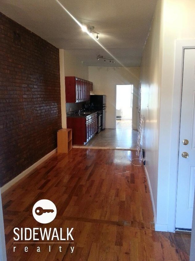 Primary Photo - 556 Grand St