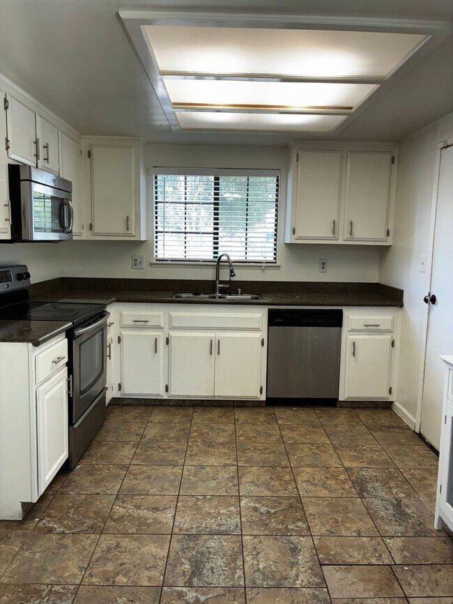 Building Photo - Clean & Updated 3-Bedroom Home in Southwest Bakersfield – Available Now!