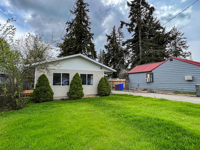 Building Photo - Immaculate 3-bed, 2-bath Ranch~Newly Renov...