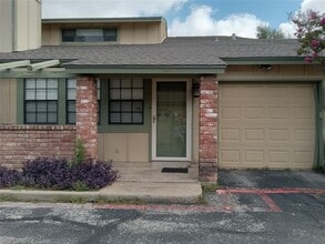 Building Photo - 910 E Meadowmere Ln