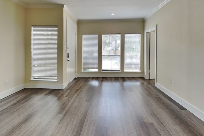 Building Photo - 2100 Tanglewilde St