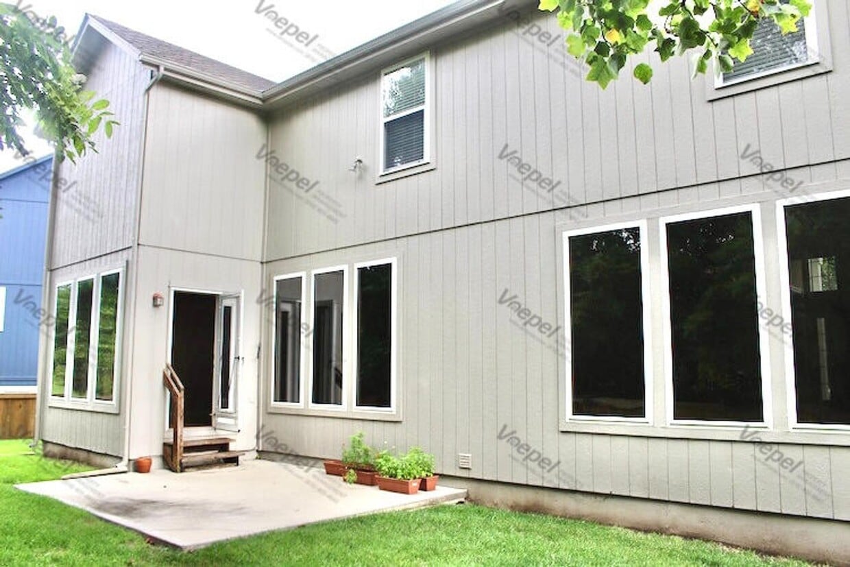 Foto del edificio - This Immaculate 4 Bedroom Home in Overland...