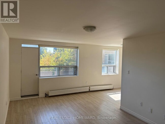 Photo du bâtiment - 1765 Lawrence Ave E