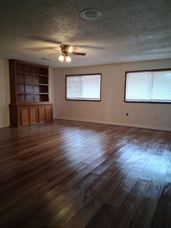 Building Photo - 3207 Longwood Dr