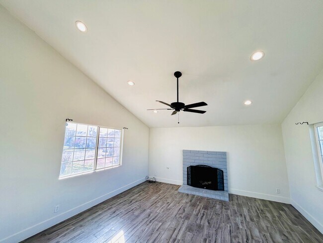 Foto del edificio - 4BD 3Bth Blend of style, comfort, and convenience.