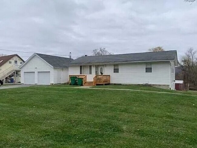 Building Photo - For Rent - Charming 2 Bed / 1 Bath Home in Stormville, NY (1,000 Sq Ft)