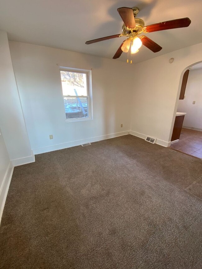 Building Photo - 2 Bedroom Home with New Kitchen - convenie...
