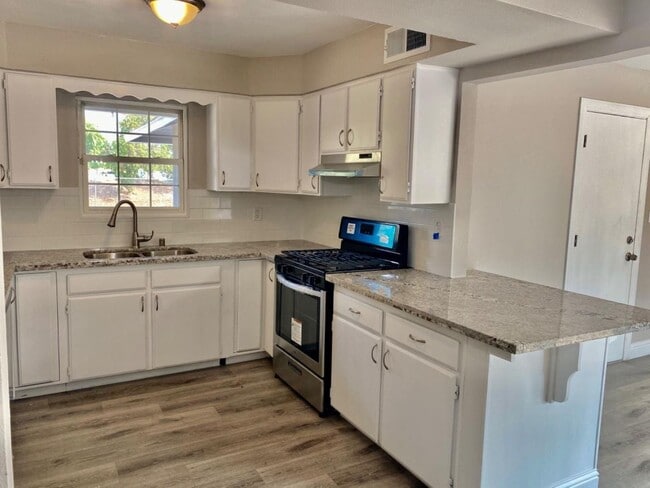 Building Photo - 3 br, 2 bath House - 2844 E Santa Ana Ave