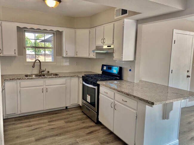 Foto del edificio - 3 br, 2 bath House - 2844 E Santa Ana Ave