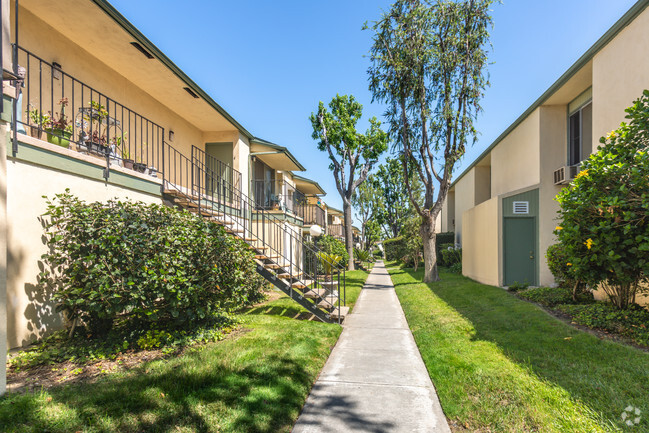 Building View - Orangewood Villa