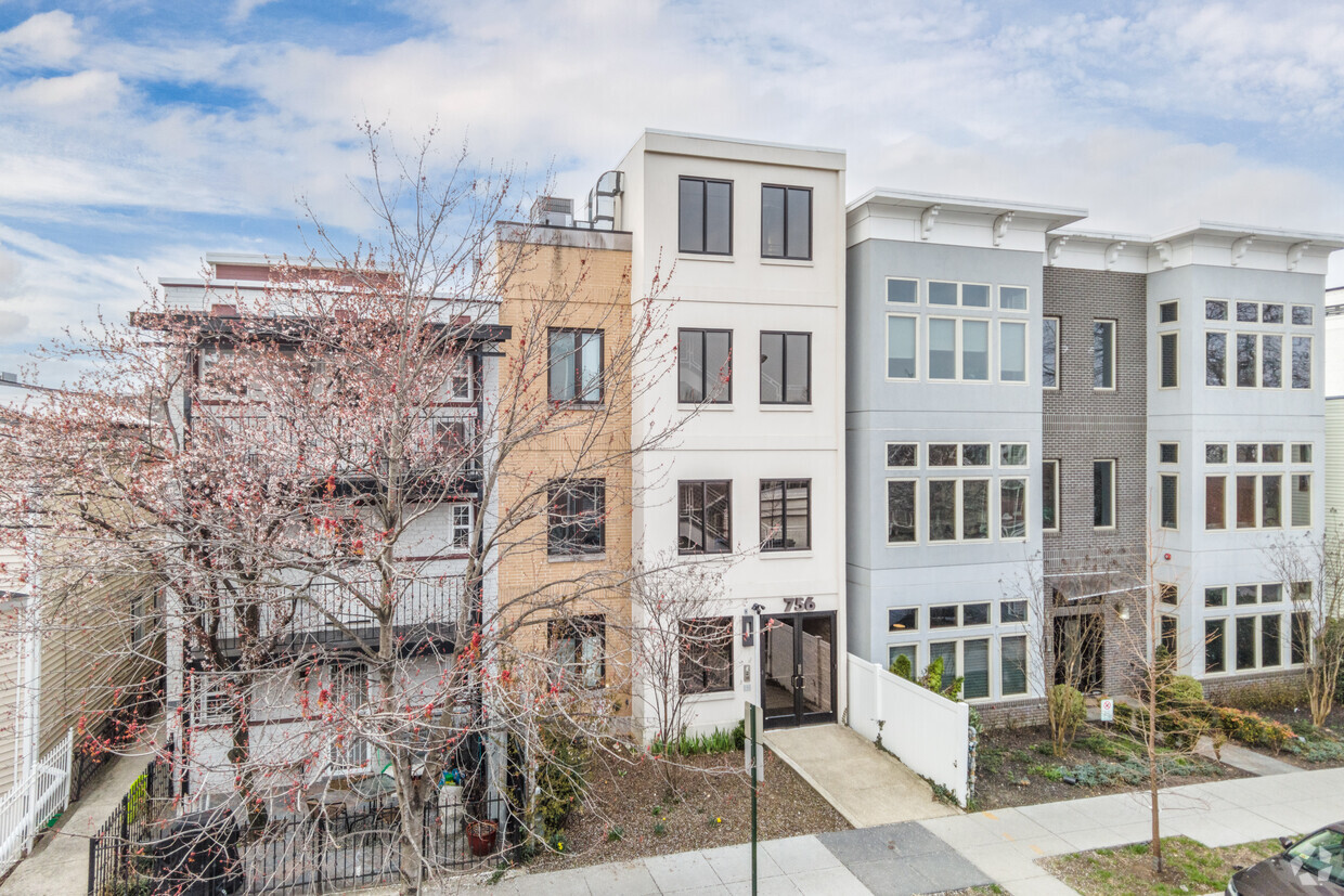 Primary Photo - 756 Park Rd NW