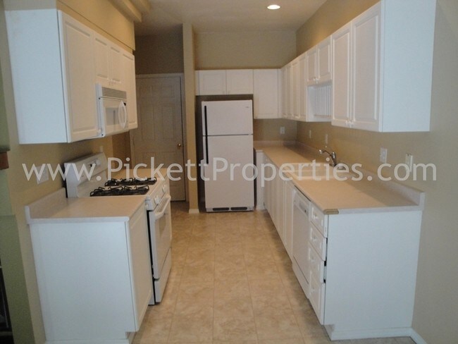 Building Photo - Beautiful 2 Bedroom Ridgetop Townhome
