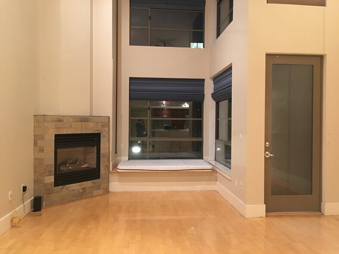 Primary Photo - 700 Illinois St