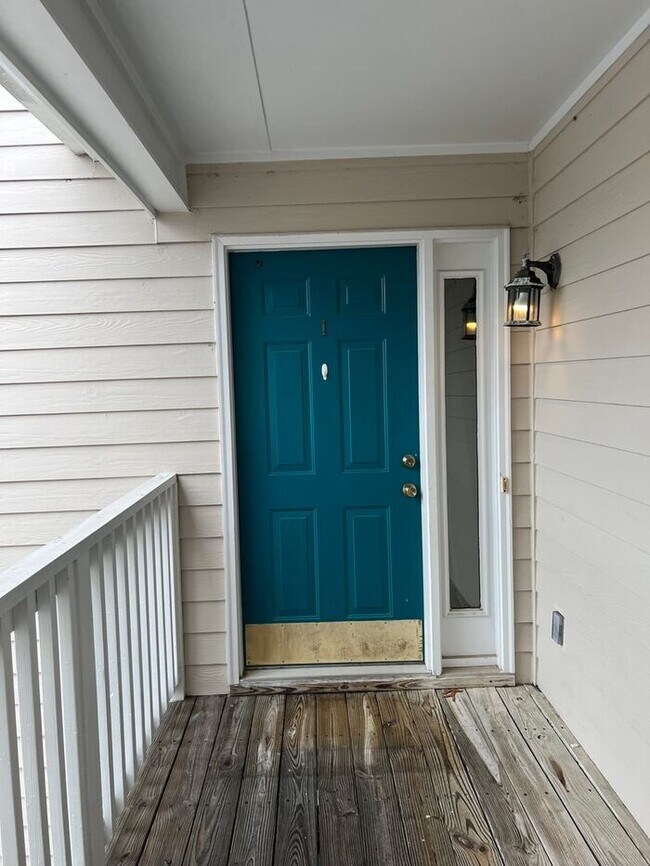 Building Photo - Now taking HUD vouchers 3BR/ Top floor uni...