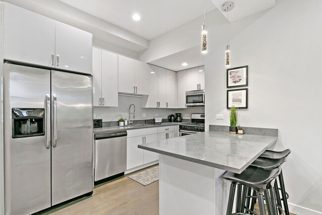 Foto del edificio - 2150 W Division St