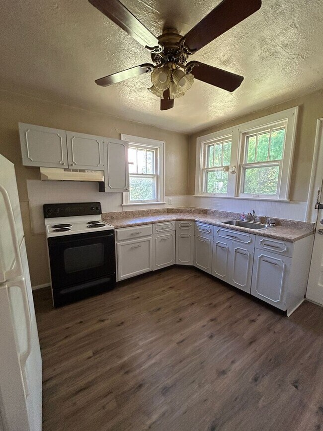 Foto del edificio - Charming 2-Bedroom Home with Spacious Yard...