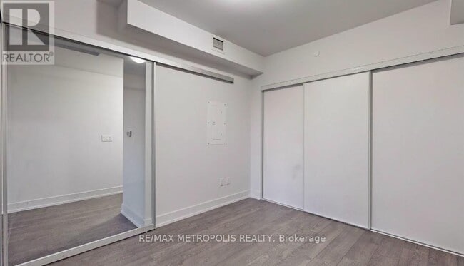 Photo du bâtiment - 2550-2550 Simcoe St N