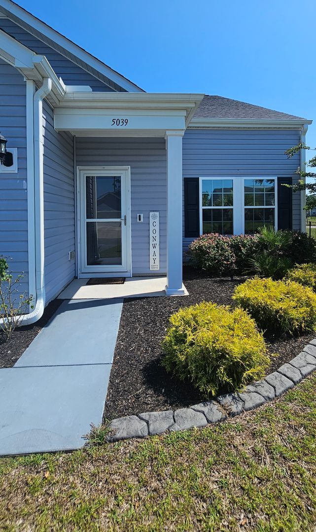 Building Photo - Live where charm meets convenience-Glenmoo...