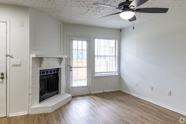 Living Space w/ Fireplace - Hickory Creek