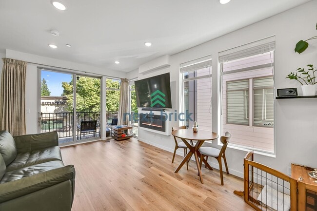 Building Photo - Modern Luxury 3 bedrooms and 2 bathrooms T...
