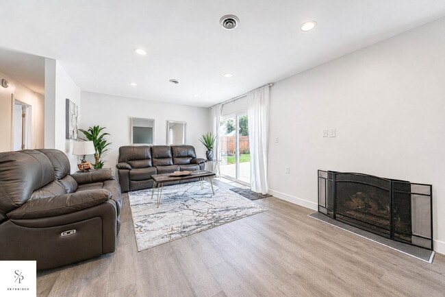 Building Photo - Furnished 5-Bedroom Home Near the 57 & 60 — Ideal for Roommates or Students