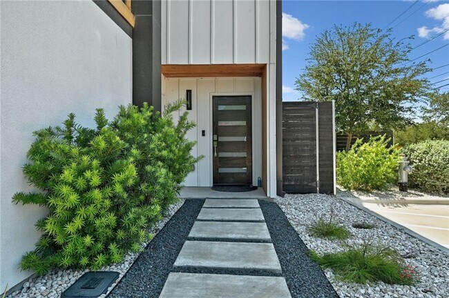 Building Photo - 5605 Sunshine Dr