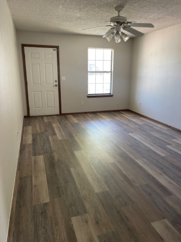 Building Photo - 1305 N Willow Dr