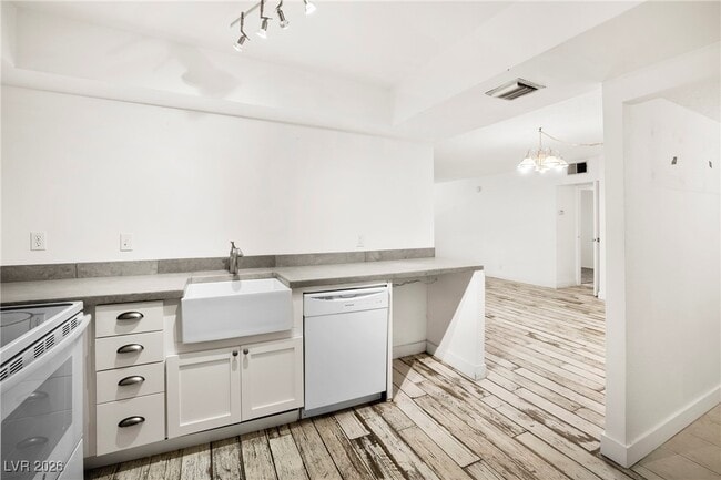 Foto del edificio - 3930 University Center Dr