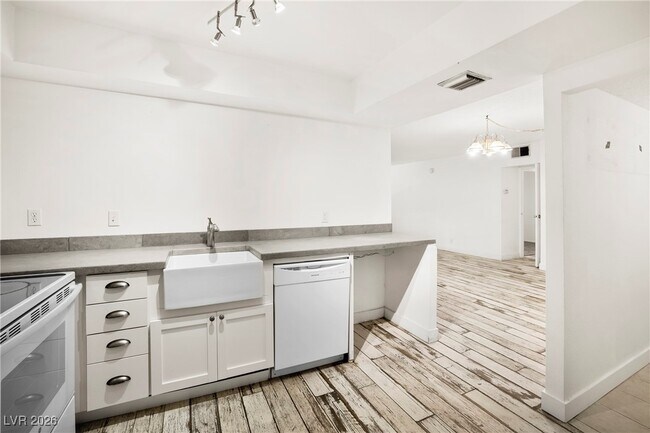 Building Photo - 3930 University Center Dr