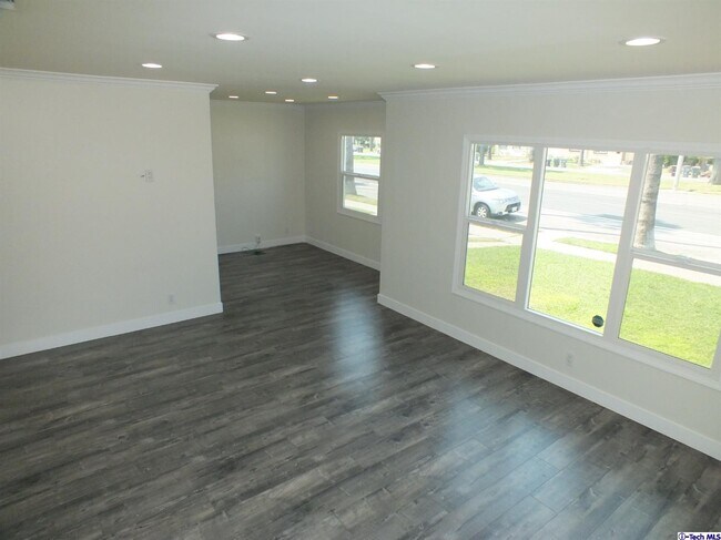 Foto del edificio - 716 W Glenoaks Blvd