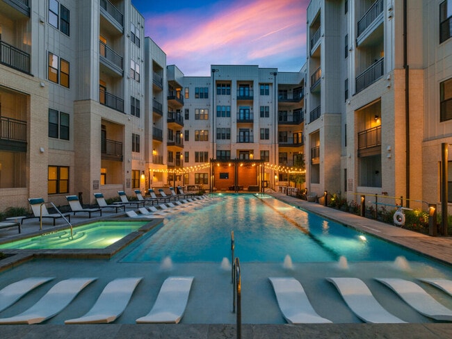 Building Photo - Lenox Oaks