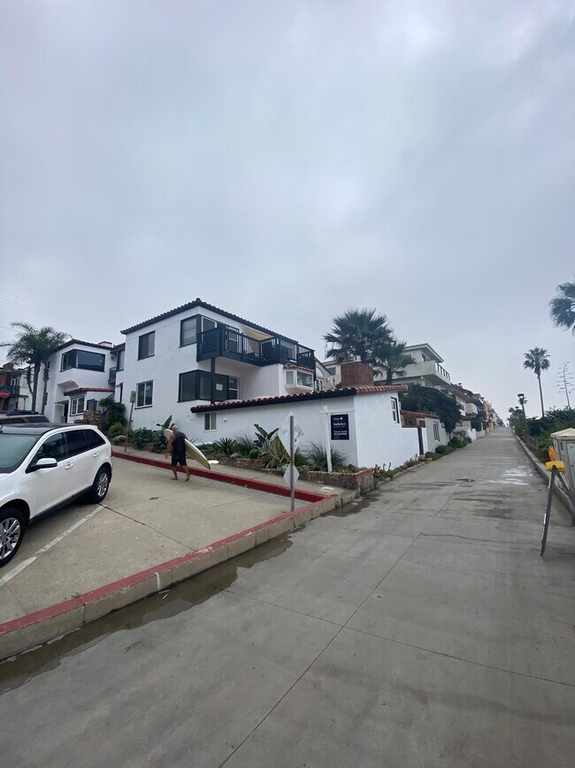 3824 exterior - 3824 The Strand