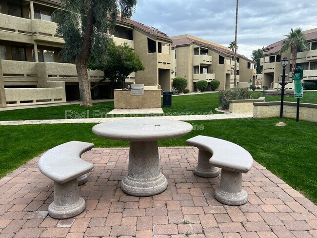 Foto del edificio - 1331 W Baseline Rd