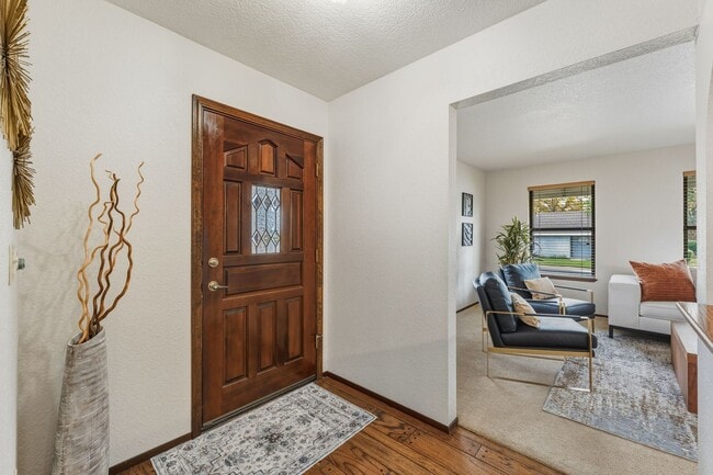 Foto del edificio - Quiet & Central Neighborhood - 3 Bedroom 2 Bathroom - Large Yard - Lawn Service Provided!