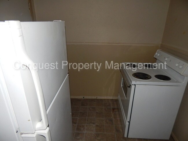 Building Photo - Quaint 2 bedroom duplex