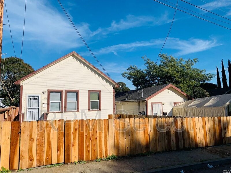 Primary Photo - 704 Sheridan St