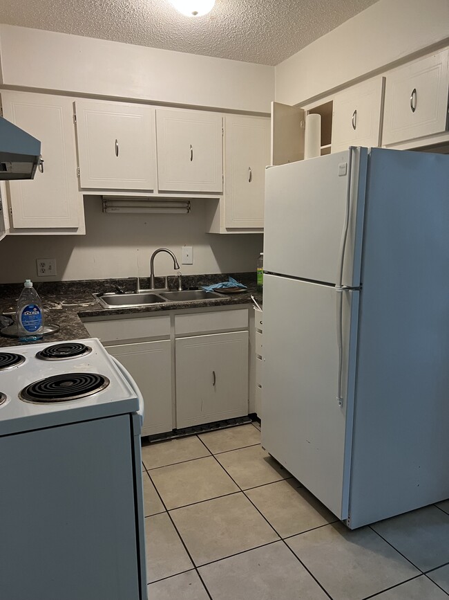 Building Photo - 127 Whispering Oaks Ln