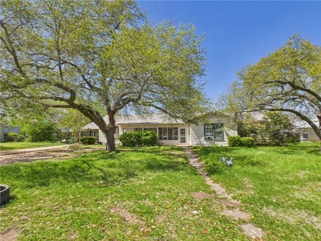 Foto del edificio - LATE JULY MOVE IN!  Adorable 3 Bedroom 2 Bathroom House