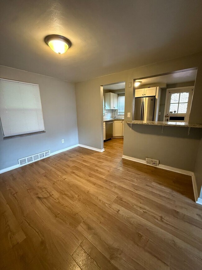Foto del edificio - Brentwood-3 Bedroom Home available NOW!