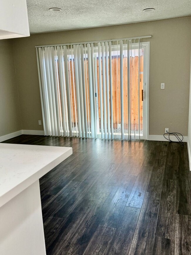 Foto del edificio - LARKSPUR 2431-2433