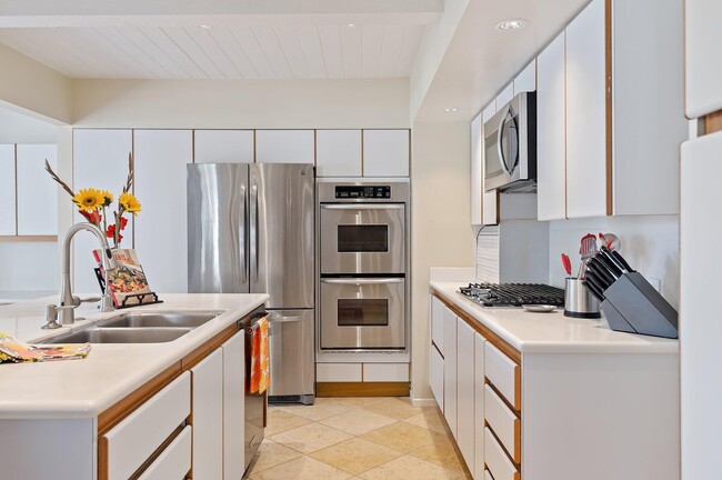 Building Photo - 525 Las Palmas Dr