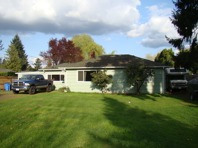 Building Photo - CUTE AND COZY HOME ON LARGE LOT WITH DECK