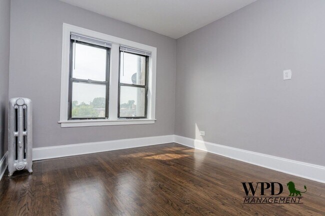 Foto del edificio - 1311 W 82nd St