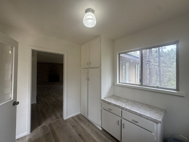 Foto del edificio - "Charming 2-Bed Retreat with Fireplace & Modern Comforts in Prescott, AZ!"