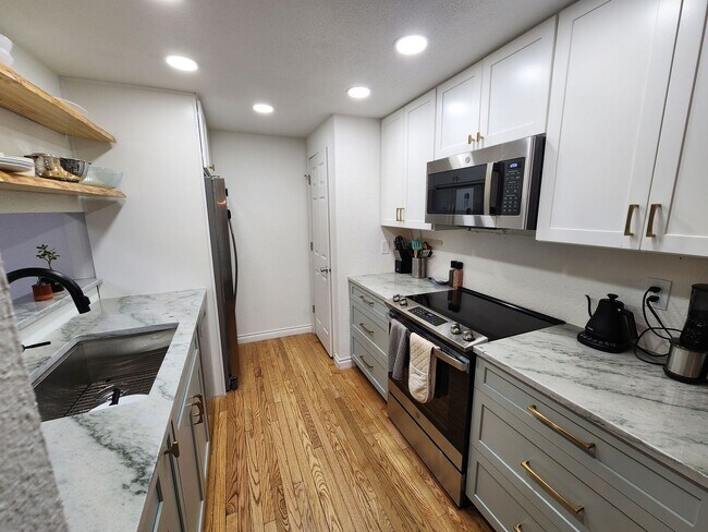 Building Photo - Charming 3-bed 2-bath condo in the heart o...